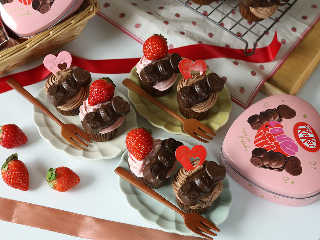 Nestlé KitKat Heartful Bear seasonal Valentine’s Day gift in collectible heart tin Nestlé KitKat Heartful Bear seasonal Valentine’s Day gift in collectible heart tin