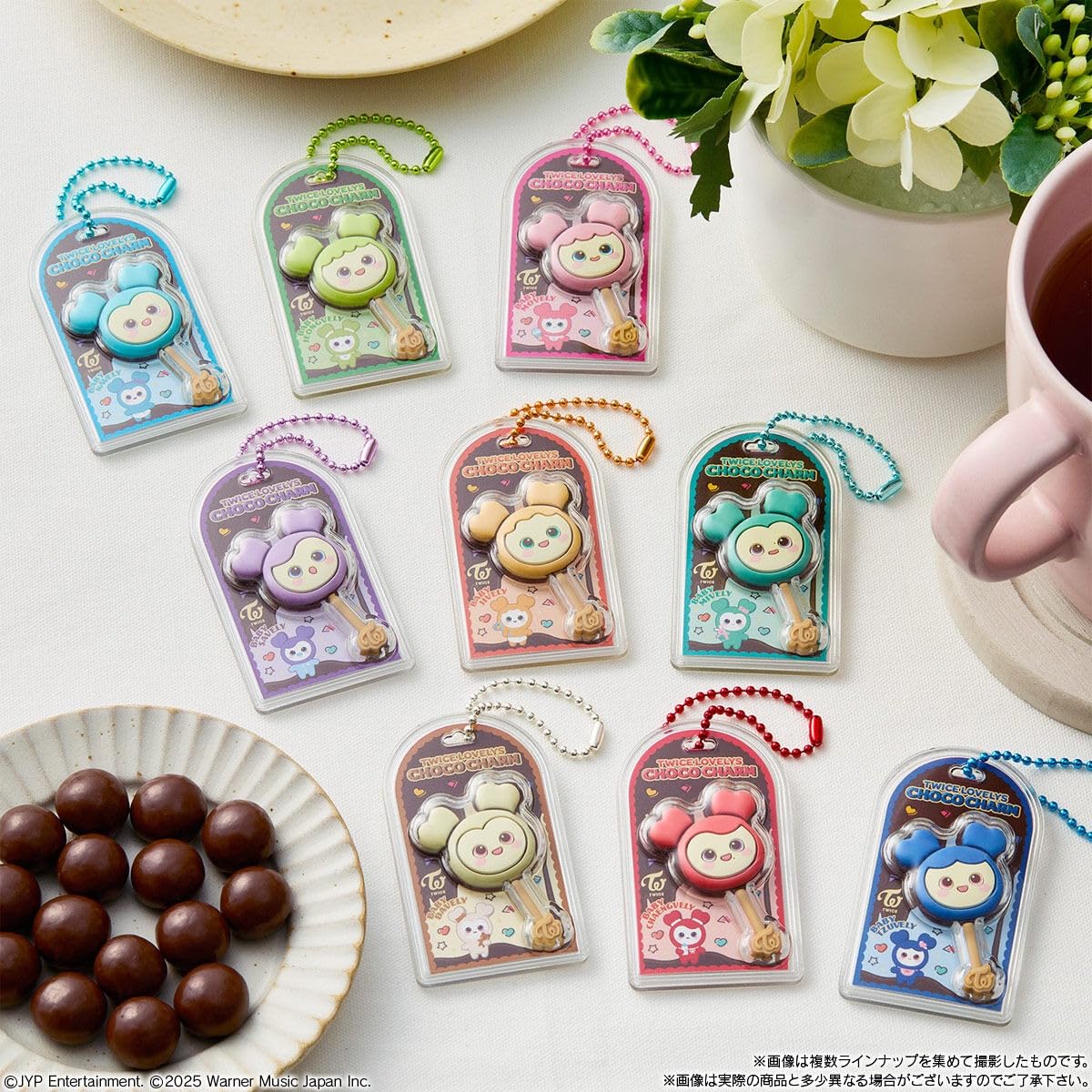 Close-up of TWICE LOVELYS chocolate-coated bolo biscuits with shiny chocolate glaze and cute packaging design Close-up of TWICE LOVELYS chocolate-coated bolo biscuits with shiny chocolate glaze and cute packaging design
