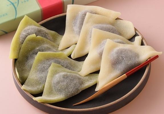 Pack of Higashiyama Yatsuhashi featuring 5 cinnamon and 5 matcha pieces in elegant Kyoto packaging.