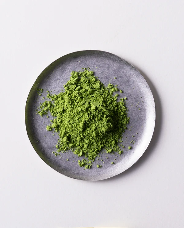 Bright green Ippodo Kuon ceremonial matcha powder in gift box