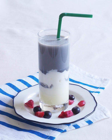 Prepared black sesame latte in a cup as a serving suggestion using Kuki’s powder